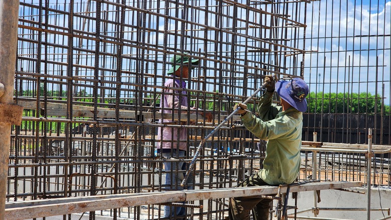 Th&ocirc;ng mặt bằng, c&ocirc;ng trường cao tốc qua Quảng Ng&atilde;i rầm rập tiếng m&aacute;y- Ảnh 3.