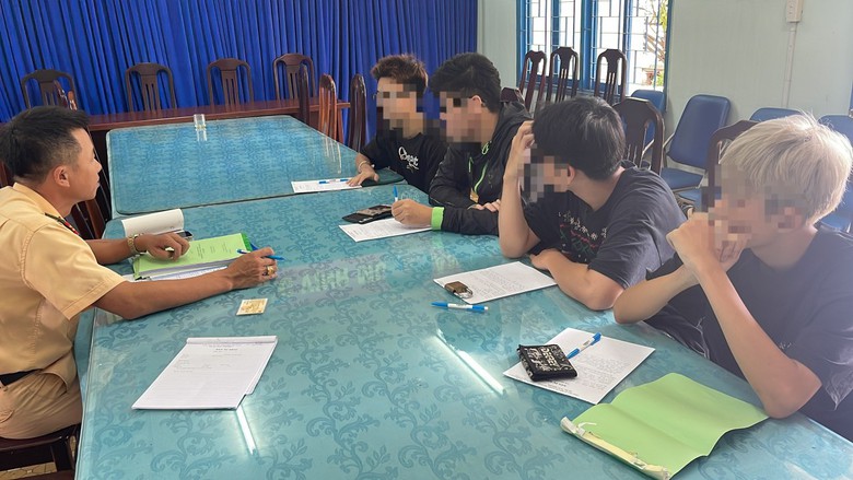 Kh&ocirc;ng đội mũ bảo hiểm, đứng l&ecirc;n y&ecirc;n xe, bốn thanh thiếu ni&ecirc;n bị xử phạt 5,9 triệu đồng- Ảnh 2.