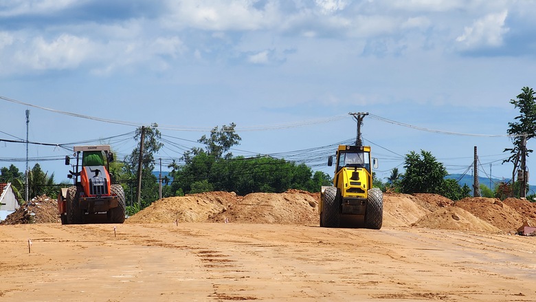 Th&ocirc;ng mặt bằng, c&ocirc;ng trường cao tốc qua Quảng Ng&atilde;i rầm rập tiếng m&aacute;y- Ảnh 9.