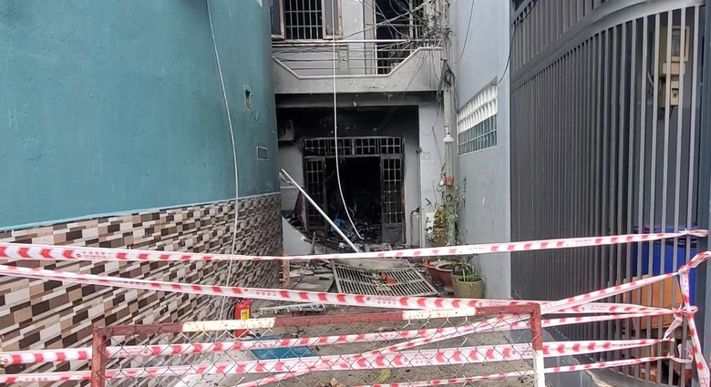 H&agrave;ng x&oacute;m &aacute;m ảnh sau vụ ch&aacute;y khiến 3 mẹ con tử vong ở G&ograve; Vấp- Ảnh 2.