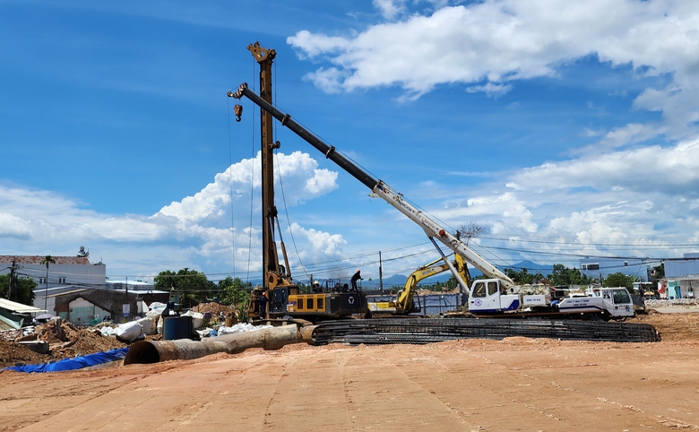 Th&ocirc;ng mặt bằng, c&ocirc;ng trường cao tốc qua Quảng Ng&atilde;i rầm rập tiếng m&aacute;y- Ảnh 10.