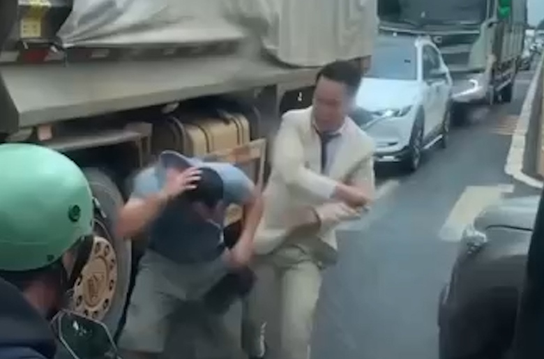 Công an vào cuộc vụ chú rể đuổi đánh tài xế xe tải sau va chạm giao thông- Ảnh 1. Công an vào cuộc vụ chú rể đuổi đánh tài xế xe tải sau va chạm giao thông- Ảnh 1.