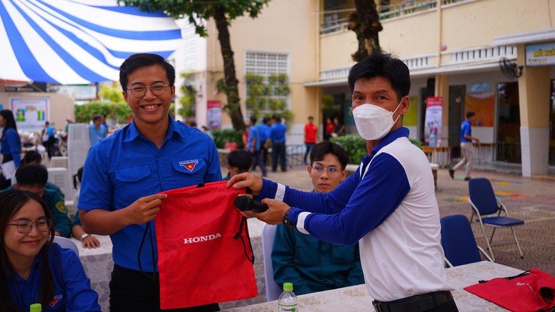 HEAD Sơn Minh tập huấn ATGT cho hàng trăm đoàn viên thanh niên- Ảnh 2. HEAD Sơn Minh tập huấn ATGT cho hàng trăm đoàn viên thanh niên- Ảnh 2.