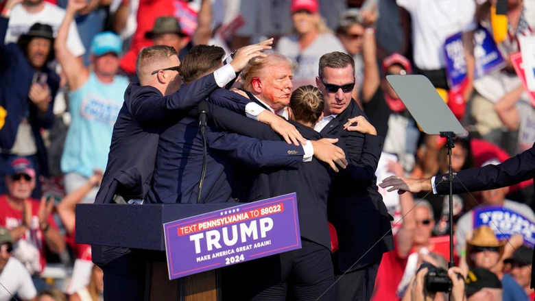 Nổ s&uacute;ng tại buổi tranh cử ở Pennsylvania, cựu Tổng thống Mỹ Donald Trump bị thương- Ảnh 1.