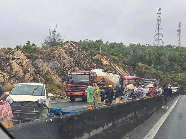Va chạm với &ocirc; t&ocirc; tr&ecirc;n đ&egrave;o L&yacute; H&ograve;a, người đ&agrave;n &ocirc;ng đi bộ tử vong- Ảnh 1.