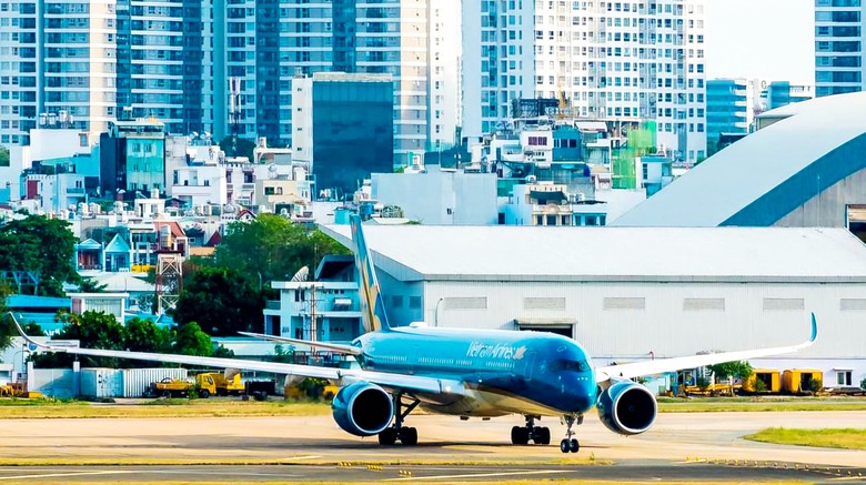 Kh&aacute;ch du lịch bay đ&ecirc;m đến TP.HCM được miễn ph&iacute; 1 đ&ecirc;m kh&aacute;ch sạn- Ảnh 1.