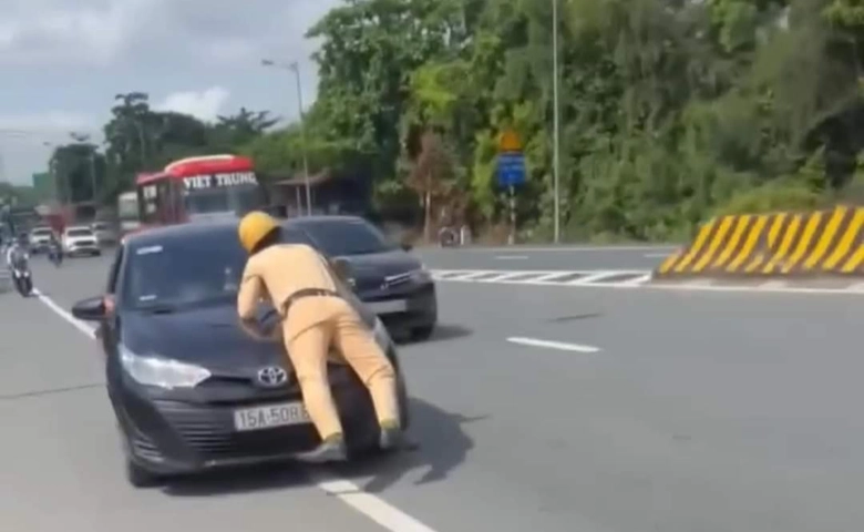 Xe &ocirc; t&ocirc; vi phạm h&uacute;c CSGT l&ecirc;n nắp ca p&ocirc; tr&ecirc;n quốc lộ 10- Ảnh 1.