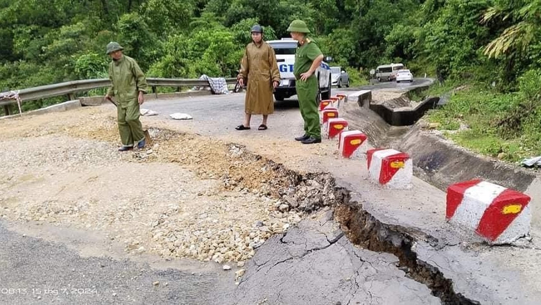 Sụt l&uacute;n nghi&ecirc;m trọng tr&ecirc;n QL16 đoạn qua dốc Chuối, cấm xe tải trọng lớn- Ảnh 1.