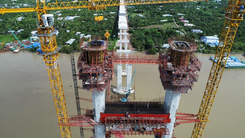 Ho&agrave;n th&agrave;nh đổ b&ecirc; t&ocirc;ng đầu ti&ecirc;n hai trụ ch&iacute;nh d&acirc;y văng cầu Rạch Miễu 2- Ảnh 1.