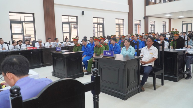 An Giang: Xét xử các cựu quan chức huyện Chợ Mới trong vụ án tham ô tài sản- Ảnh 2. An Giang: Xét xử các cựu quan chức huyện Chợ Mới trong vụ án tham ô tài sản- Ảnh 2.