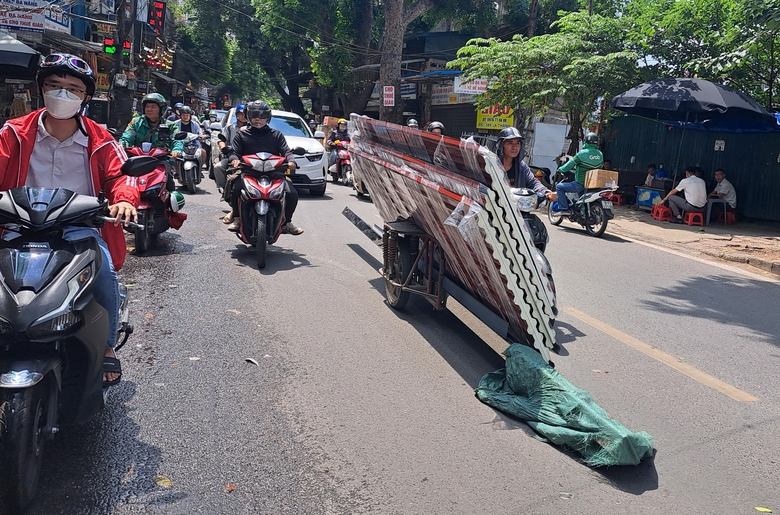 H&agrave; Nội:&nbsp;Sau cao điểm xử l&yacute;, xe tự chế vẫn ngh&ecirc;nh ngang diễu phố- Ảnh 2.