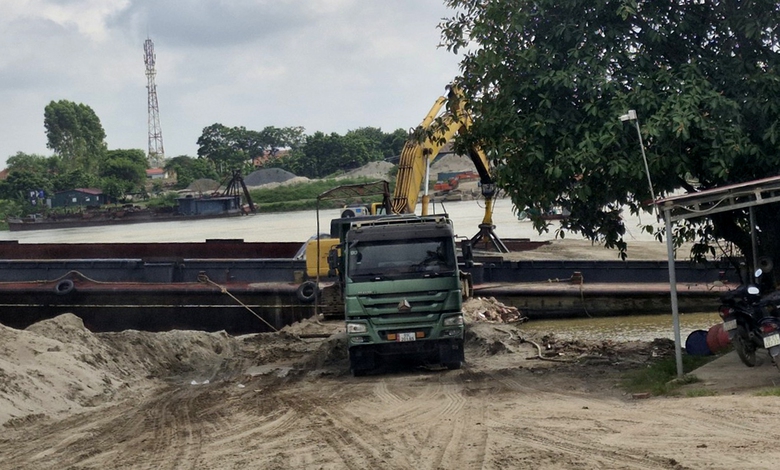 Bến thủy kh&ocirc;ng ph&eacute;p bủa v&acirc;y đ&ecirc; s&ocirc;ng Cầu- Ảnh 2.