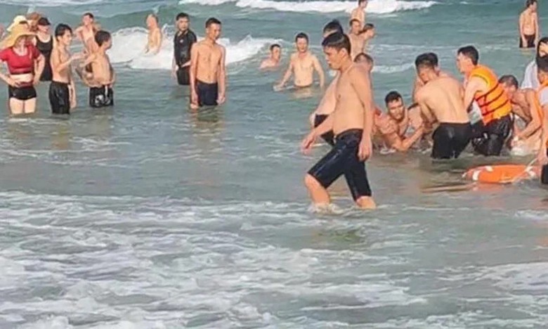 Đại &uacute;y c&ocirc;ng an v&agrave; người d&acirc;n dũng cảm cứu 3 du kh&aacute;ch đuối nước tr&ecirc;n biển- Ảnh 1.