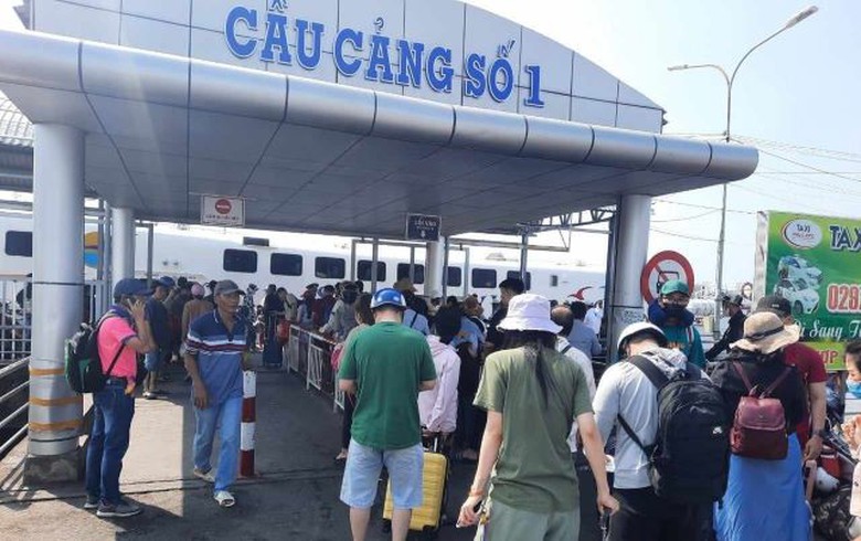 700 h&agrave;nh kh&aacute;ch mắc kẹt ở đảo Nam Du đ&atilde; v&agrave;o đất liền an to&agrave;n- Ảnh 1.