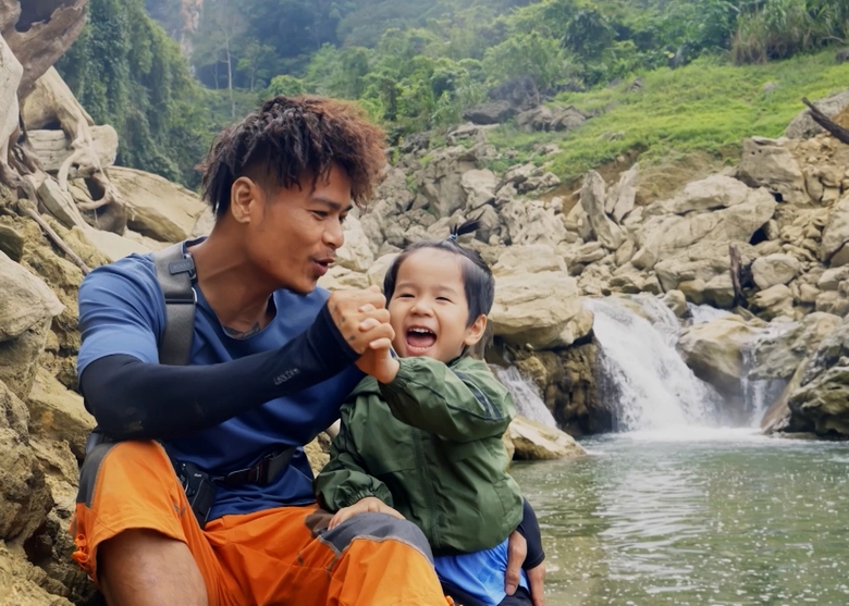 X&uacute;c động h&agrave;nh tr&igrave;nh cậu b&eacute; 4 tuổi c&ugrave;ng cha chinh phục th&aacute;c Nặm Me- Ảnh 2.