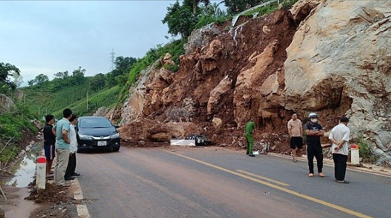 Nạn nh&acirc;n tử vong sau khi đ&acirc;m v&agrave;o đống đ&aacute; sạt lở tr&ecirc;n đường.