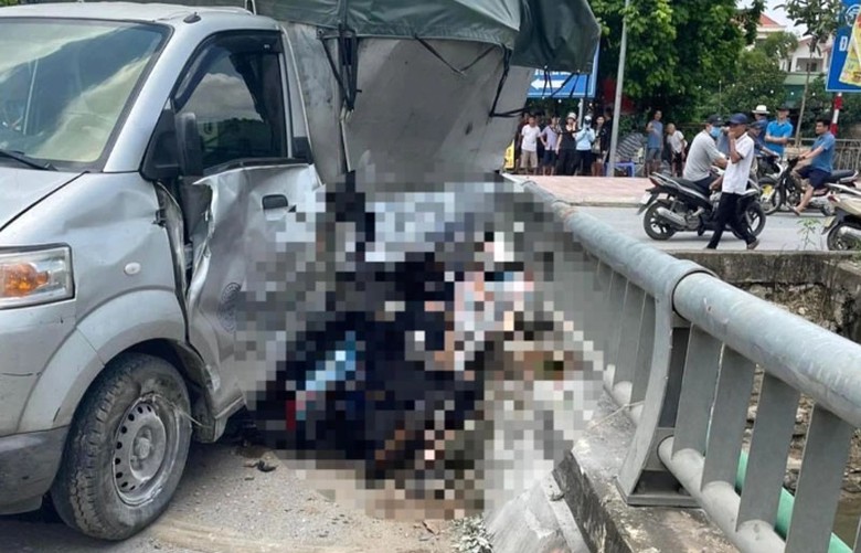 Nạn nhân trong vụ tai nạn liên hoàn ở Hà Nội trưa 16/7 là 4 mẹ con khiến nhiều người xót xa. Nạn nhân trong vụ tai nạn liên hoàn ở Hà Nội trưa 16/7 là 4 mẹ con khiến nhiều người xót xa.