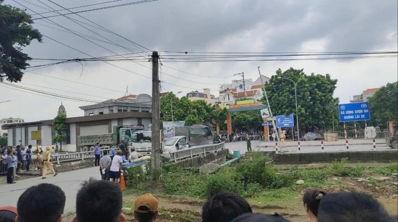 Hiện trường vụ tai nạn khiến 4 người tử vong ở Hà Nội- Ảnh 1. Hiện trường vụ tai nạn khiến 4 người tử vong ở Hà Nội- Ảnh 1.