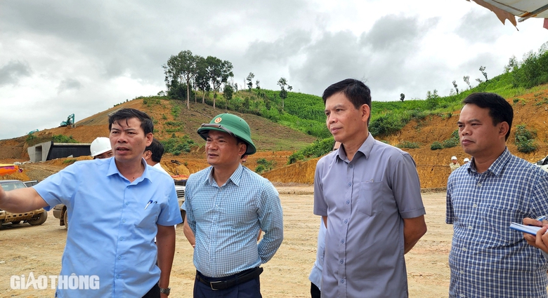 Thứ trưởng Bộ GTVT: Thi c&ocirc;ng "3 ca, 4 k&iacute;p", đẩy tiến độ cao tốc Kh&aacute;nh H&ograve;a - Bu&ocirc;n Ma Thuột- Ảnh 3.