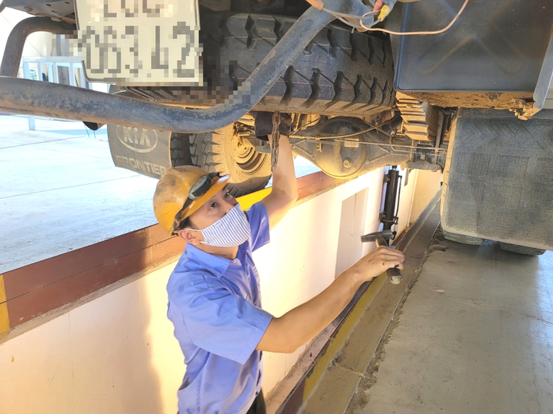 Cảnh gi&aacute;c với &ldquo;c&ograve;&rdquo; đăng kiểm, tr&aacute;nh &ldquo;tiền mất tật mang&rdquo;- Ảnh 4.