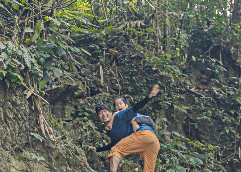 X&uacute;c động h&agrave;nh tr&igrave;nh cậu b&eacute; 4 tuổi c&ugrave;ng cha chinh phục th&aacute;c Nặm Me- Ảnh 5.