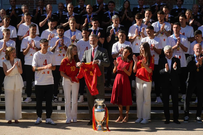 Cho&aacute;ng ngợp với "biển người" T&acirc;y Ban Nha ăn mừng chức v&ocirc; địch EURO 2024- Ảnh 2.