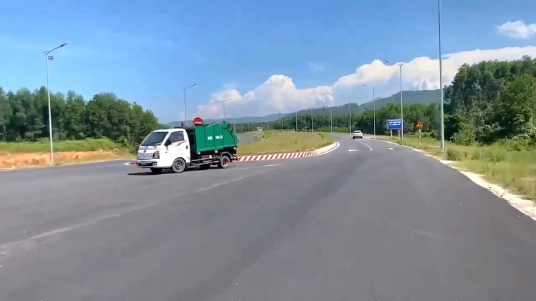 Phạt tiền, tước GPLX t&agrave;i xế xe r&aacute;c chạy ngược chiều tr&ecirc;n đường v&agrave;nh đai Đ&agrave; Nẵng- Ảnh 1.