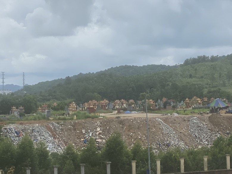 Quảng Ninh: Lạ l&ugrave;ng nghĩa trang th&agrave;nh b&atilde;i đổ thải- Ảnh 1.