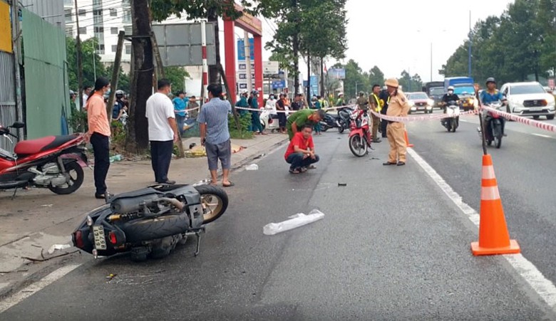 Lực lượng chức năng xử l&yacute; hiện trường vụ tai nạn.