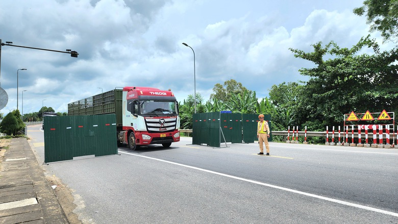 Ch&iacute;nh thức đ&oacute;ng cầu Tr&agrave; Kh&uacute;c 2, CSGT căng m&igrave;nh điều tiết phương tiện- Ảnh 1.
