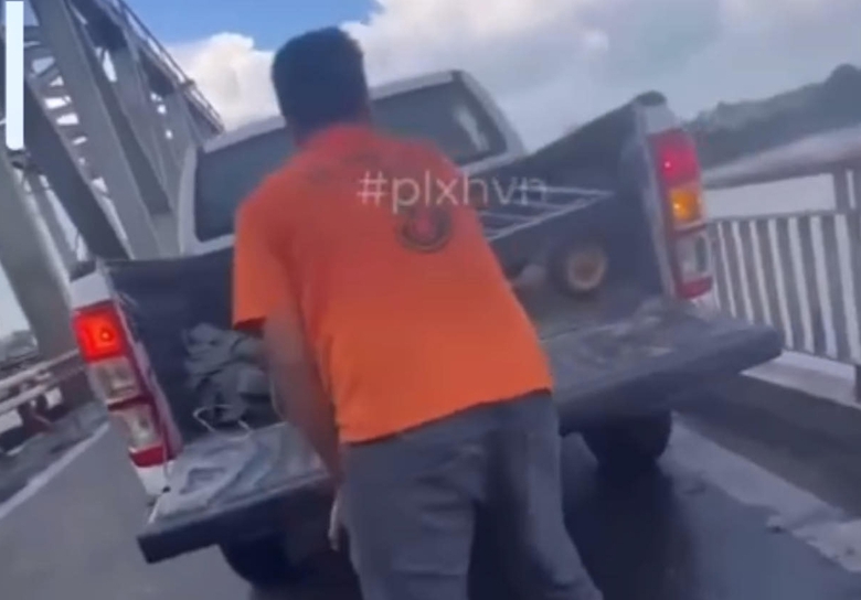 Dừng xe giữa cầu Chương Dương xả rác, tài xế bị xử phạt 2,5 triệu đồng- Ảnh 1. Dừng xe giữa cầu Chương Dương xả rác, tài xế bị xử phạt 2,5 triệu đồng- Ảnh 1.