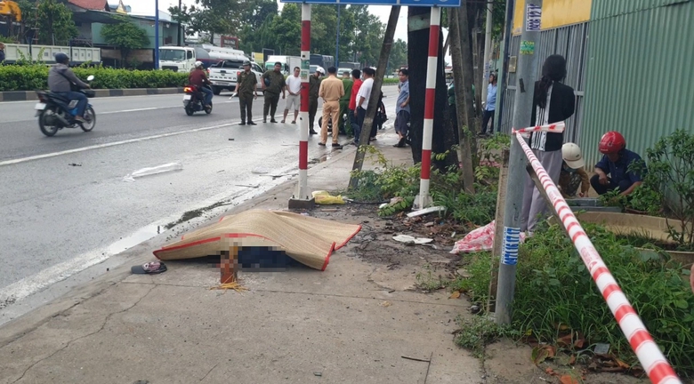 Hai xe m&aacute;y va chạm, nam thanh ni&ecirc;n 
lọt gầm xe container, tử vong thương t&acirc;m- Ảnh 3.