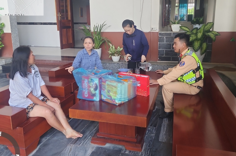 Cảnh sát giao thông đưa người phụ nữ tâm thần lạc lên cao tốc về nơi an toàn- Ảnh 2. Cảnh sát giao thông đưa người phụ nữ tâm thần lạc lên cao tốc về nơi an toàn- Ảnh 2.
