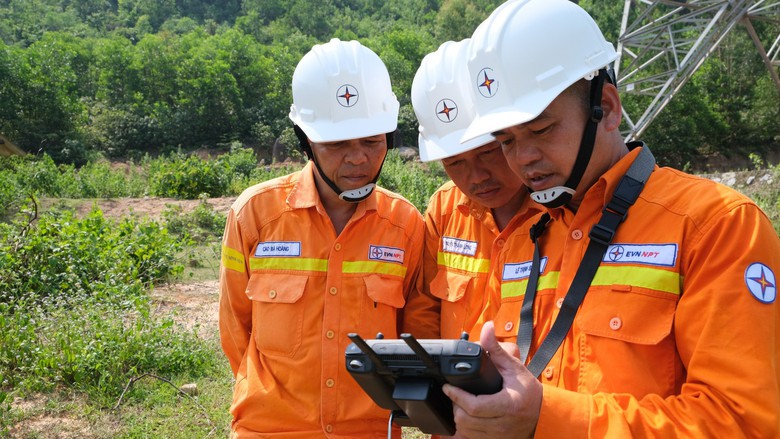 EVNNPT đảm bảo truyền tải điện an to&agrave;n, ổn định trong 6 th&aacute;ng đầu năm 2024- Ảnh 1.