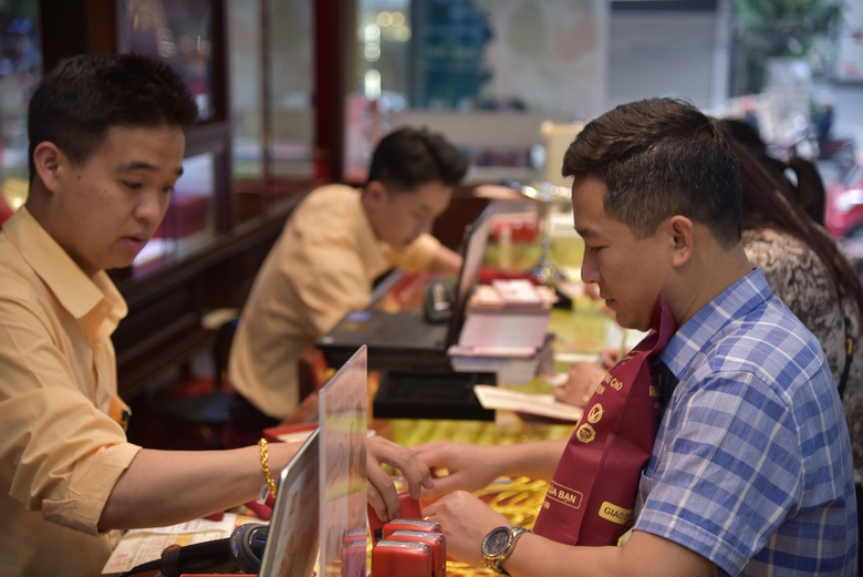 Gi&aacute; v&agrave;ng nhẫn đắt nhưng cũng kh&oacute; mua- Ảnh 1.