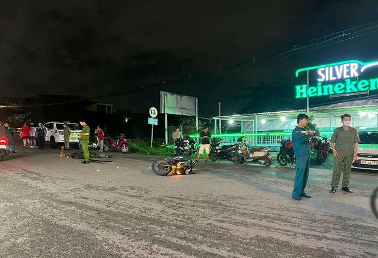 Tại hiện trường, nạn nh&acirc;n v&agrave; xe m&aacute;y c&aacute;ch nhau hơn 5m.
