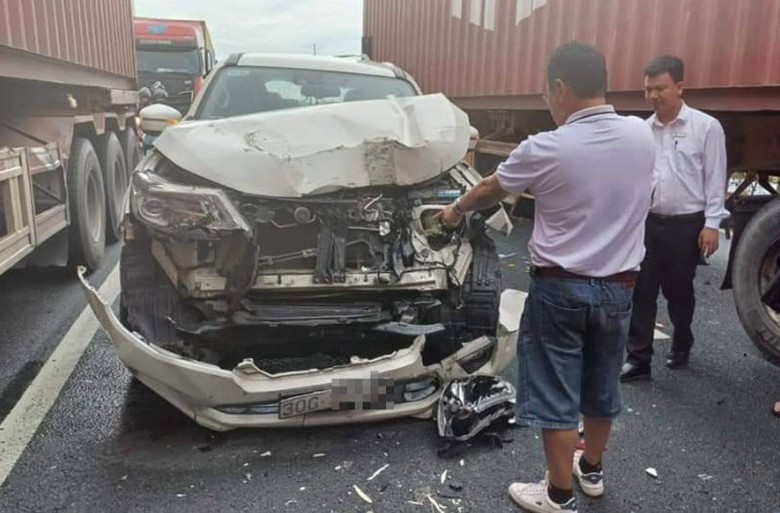 Xe &ocirc; t&ocirc; con bị hư hỏng nặng sau va chạm li&ecirc;n ho&agrave;n tr&ecirc;n quốc lộ 5.