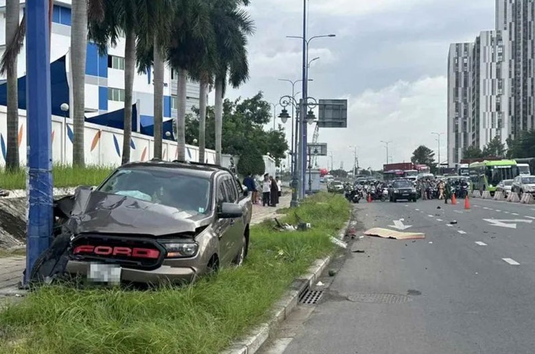 Hiện trường vụ người đ&agrave;n &ocirc;ng đi xe m&aacute;y ngược chiều bị &ocirc; t&ocirc; b&aacute;n tải t&ocirc;ng tử vong.