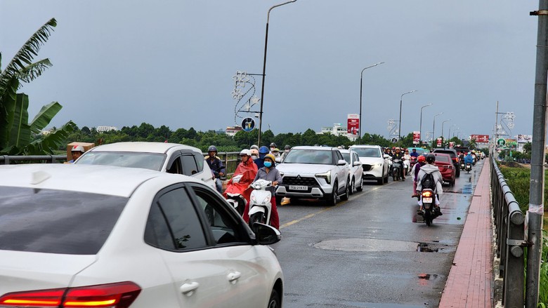 Đ&oacute;ng cầu Tr&agrave; Kh&uacute;c 2: Đổi hướng lưu th&ocirc;ng cho xe từ Nam ra Bắc- Ảnh 2.