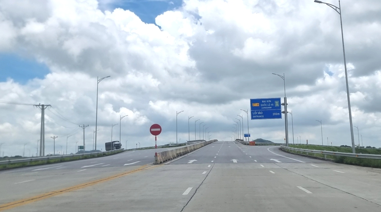 Truy tìm tài xế đi ngược chiều ở nút giao cao tốc Mai Sơn - QL45- Ảnh 2. Truy tìm tài xế đi ngược chiều ở nút giao cao tốc Mai Sơn - QL45- Ảnh 2.