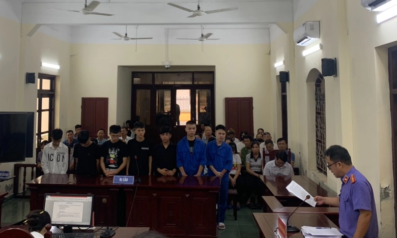 Gần 17 năm t&ugrave; cho nh&oacute;m tuổi teen cầm kiếm l&ecirc;n đường giải quyết m&acirc;u thuẫn- Ảnh 1.