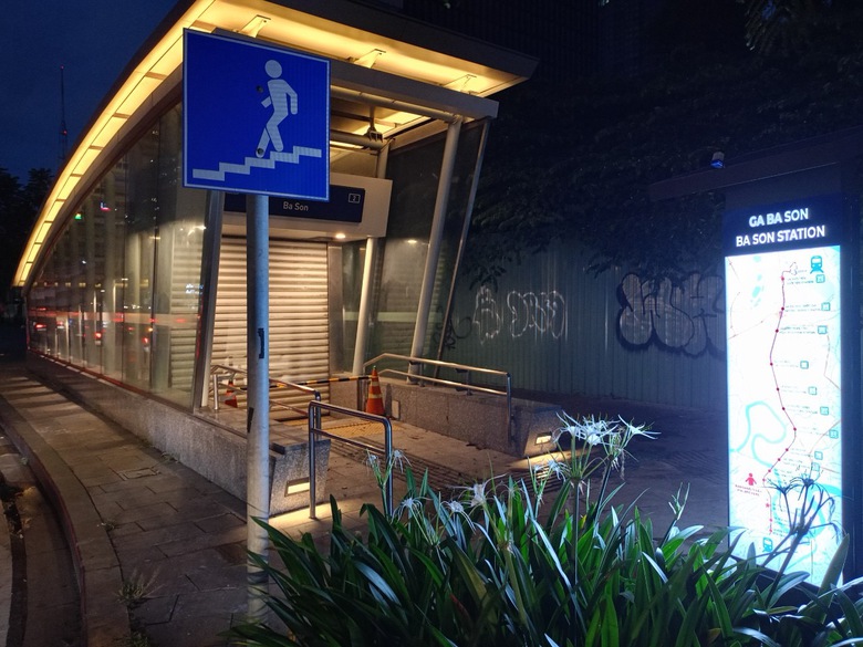 TP.HCM: Lắp đặt trụ đ&egrave;n biển b&aacute;o hướng dẫn h&agrave;nh kh&aacute;ch nh&agrave; ga tuyến metro số 1- Ảnh 2.