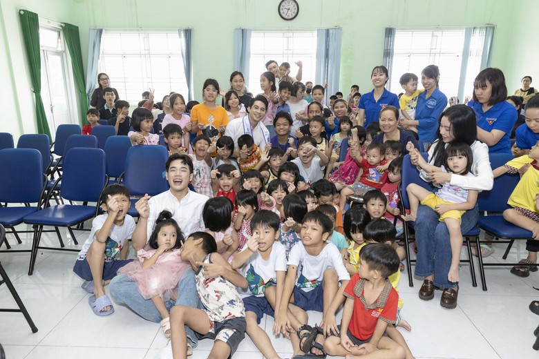 Nam vương Việt Nam về nơi ở cũ của Pax Thiên, nghe tâm sự của ông bố có 200 con nhỏ- Ảnh 5. Nam vương Việt Nam về nơi ở cũ của Pax Thiên, nghe tâm sự của ông bố có 200 con nhỏ- Ảnh 5.