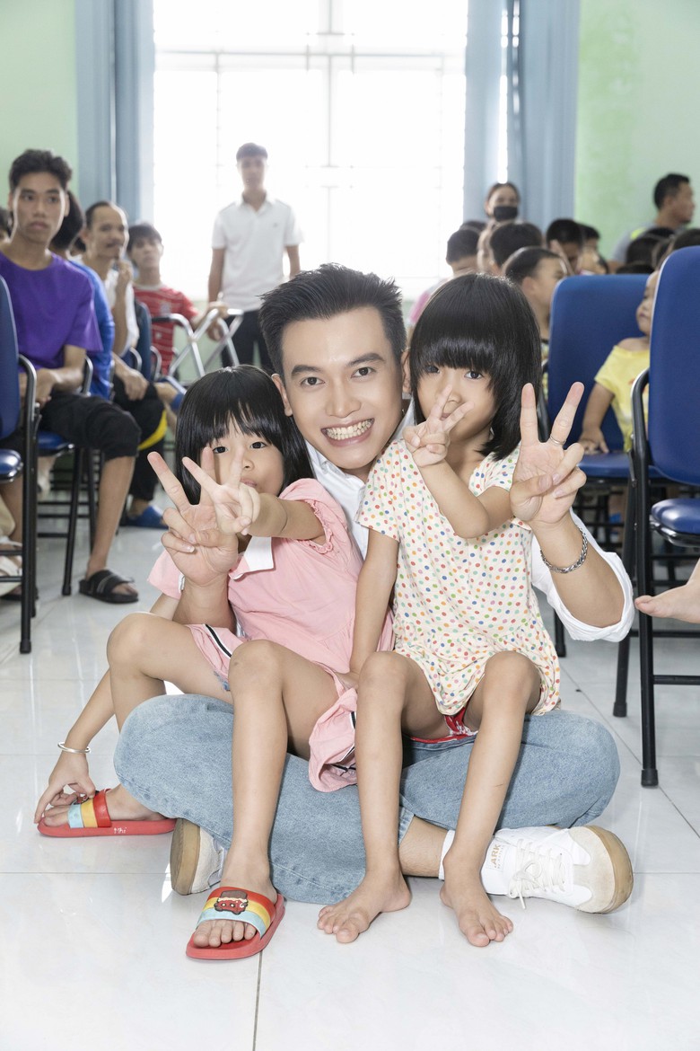 Nam vương Việt Nam về nơi ở cũ của Pax Thiên, nghe tâm sự của ông bố có 200 con nhỏ- Ảnh 3. Nam vương Việt Nam về nơi ở cũ của Pax Thiên, nghe tâm sự của ông bố có 200 con nhỏ- Ảnh 3.