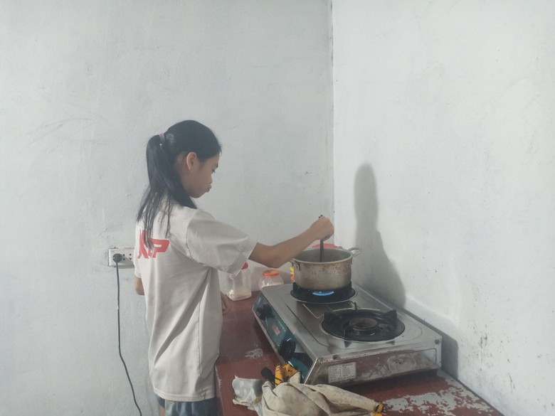 Lam lũ cảnh mẹ g&oacute;a nu&ocirc;i 3 con thơ dại v&igrave; chồng ra đi tr&ecirc;n đường t&igrave;m việc- Ảnh 2.