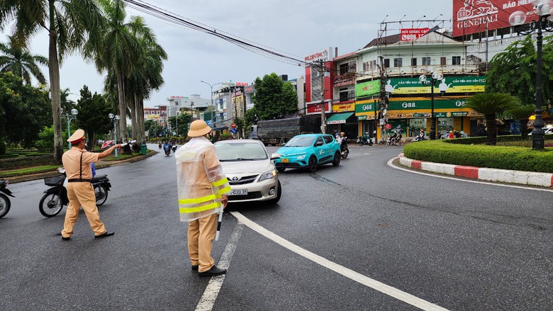 Cấm xe qua cầu Tr&agrave; Kh&uacute;c 2: T&agrave;i xế lạc đường, giao th&ocirc;ng &ugrave;n tắc- Ảnh 6.