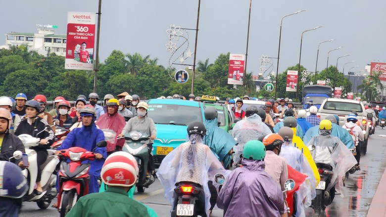 Cấm xe qua cầu Tr&agrave; Kh&uacute;c 2: T&agrave;i xế lạc đường, giao th&ocirc;ng &ugrave;n tắc- Ảnh 1.