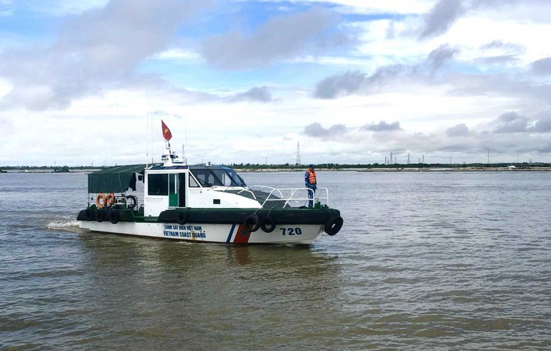 Thuyền chở 9 người đ&acirc;m v&agrave;o 1 t&agrave;u chở sắt tr&ecirc;n biển l&agrave;m 1 người mất t&iacute;ch- Ảnh 1.