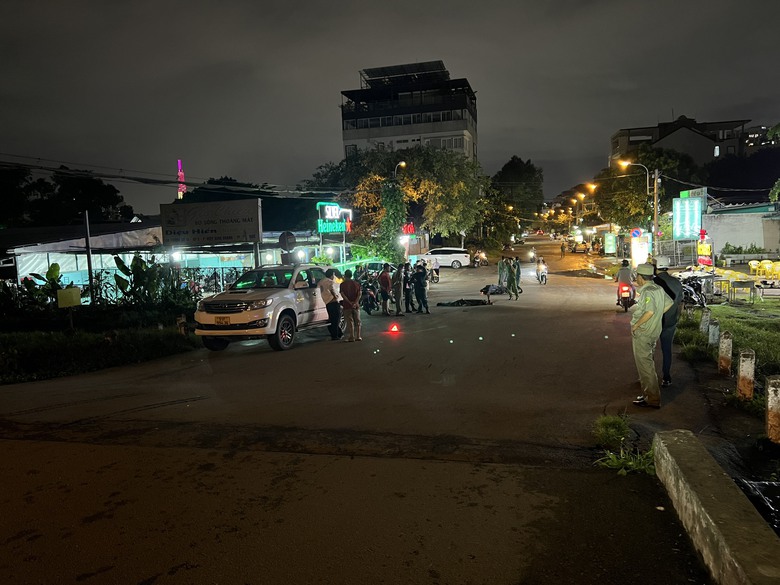 Ng&atilde; xe m&aacute;y trượt d&agrave;i dưới dốc cầu, người đ&agrave;n &ocirc;ng tử vong tại chỗ- Ảnh 1.