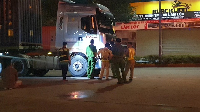 Xe container lấn l&agrave;n xe m&aacute;y, c&aacute;n tử vong một người- Ảnh 2.